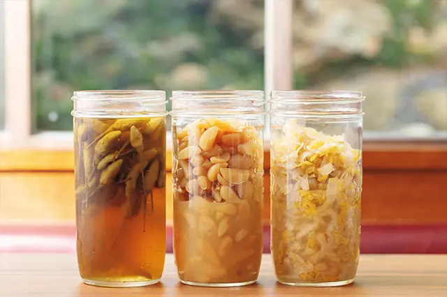 （右から）酸白菜スープに入れる白菜の漬け物、ニンニクを高粱と味噌で漬けた蒜頭醸味噌スープの素、発酵花椒（ファジャオ）の麻辣スープの素