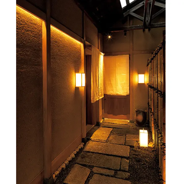 京都の二条にある和食レストラン「二条 やま岸」の入り口