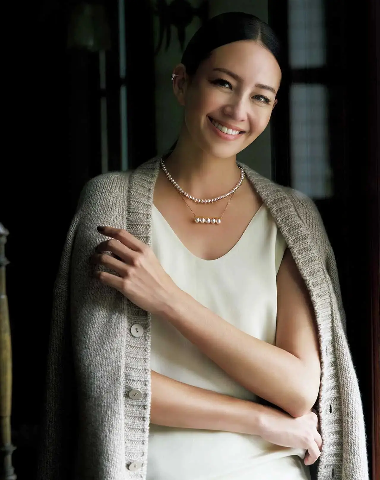 エクリュ・レイヤードを引き立てる、パールのまろやかな輝き。心豊かに、笑顔が咲いて――