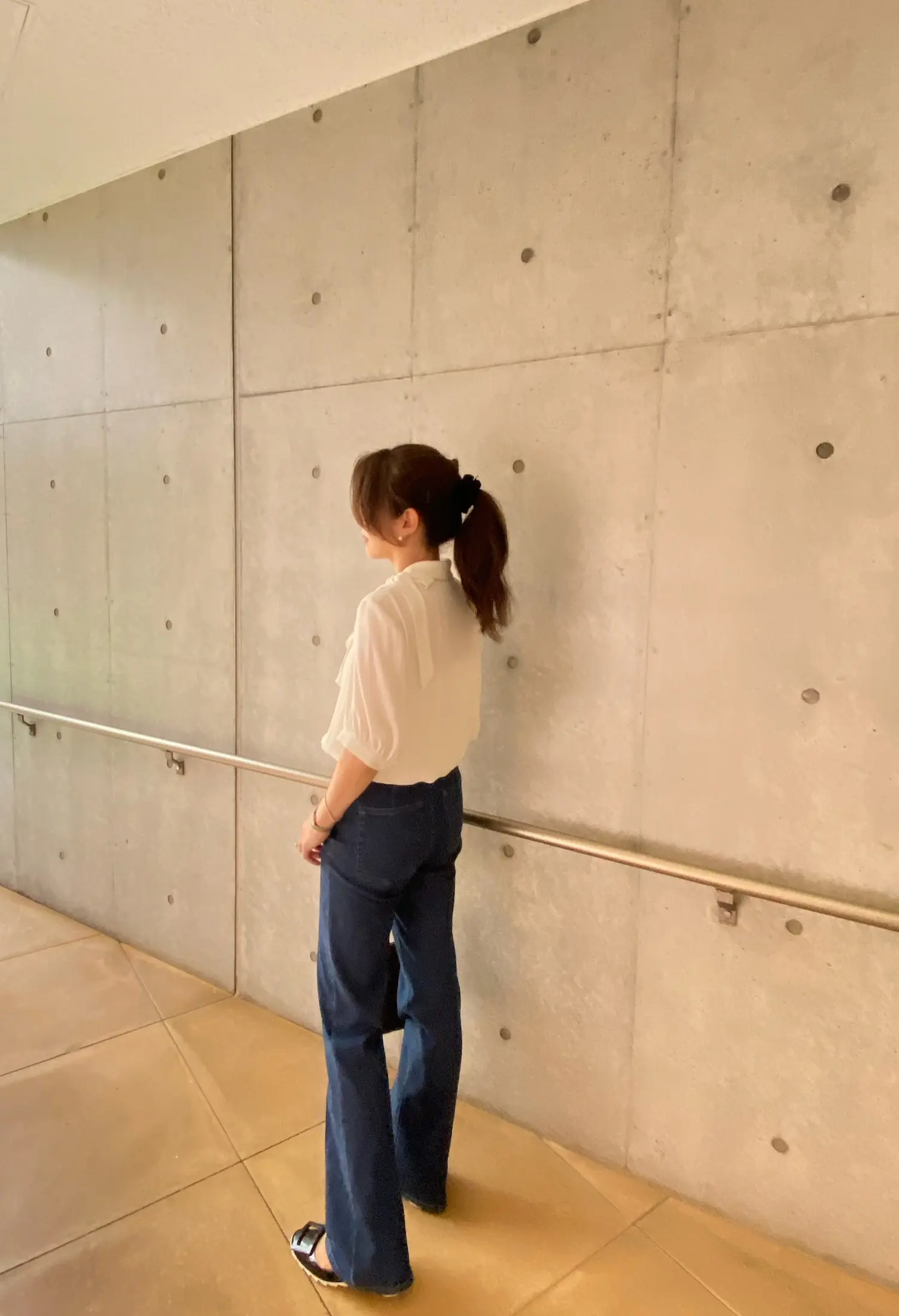 後ろから撮影したユニクロスリムフレアデニムのフィット感が分かる写真