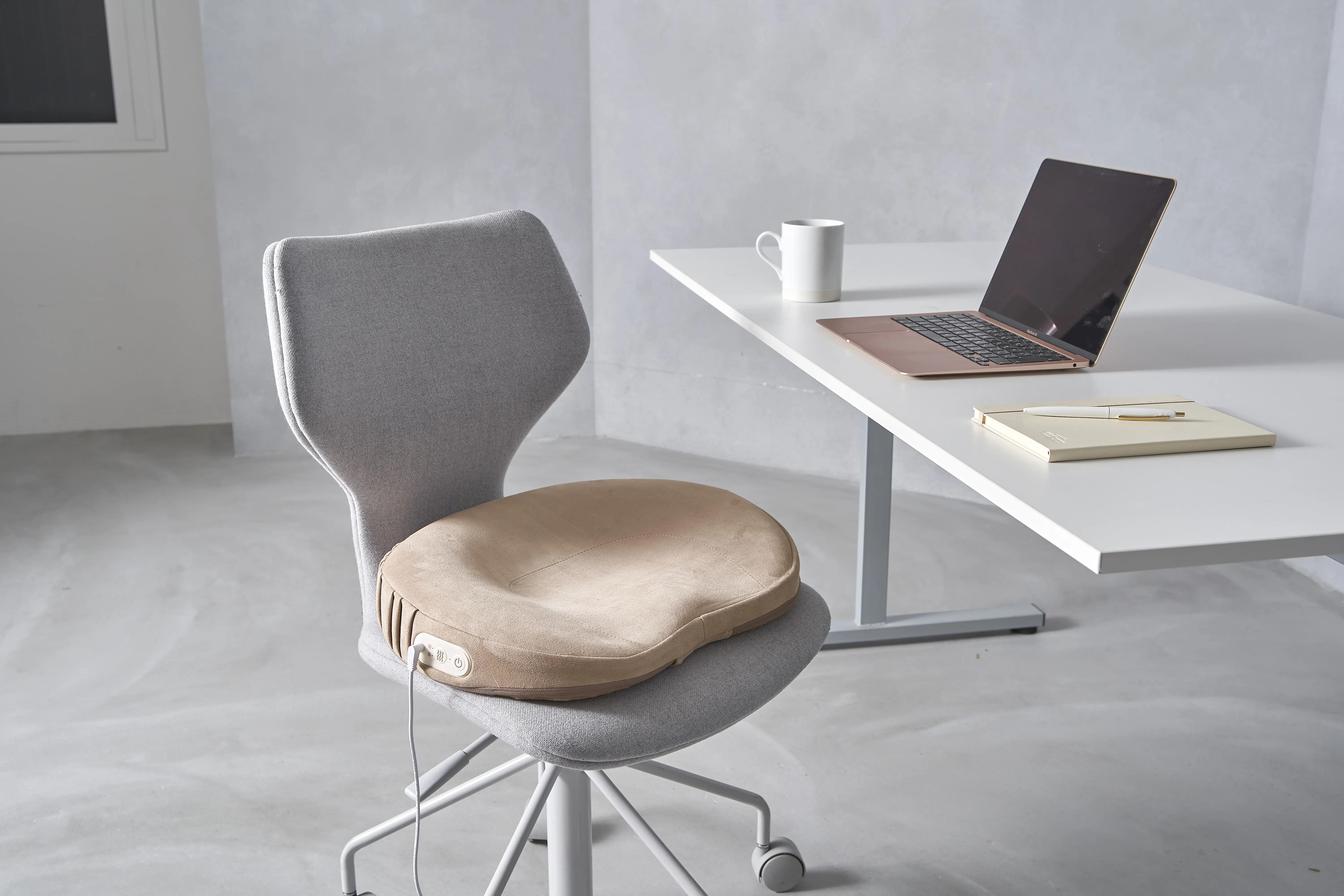 おすすめ　フェムケア　便秘　冷え　アテックスルルド フェムオンテック 暖クッション（AX-HK114br） ￥19800／アテックス　オフィス使用例