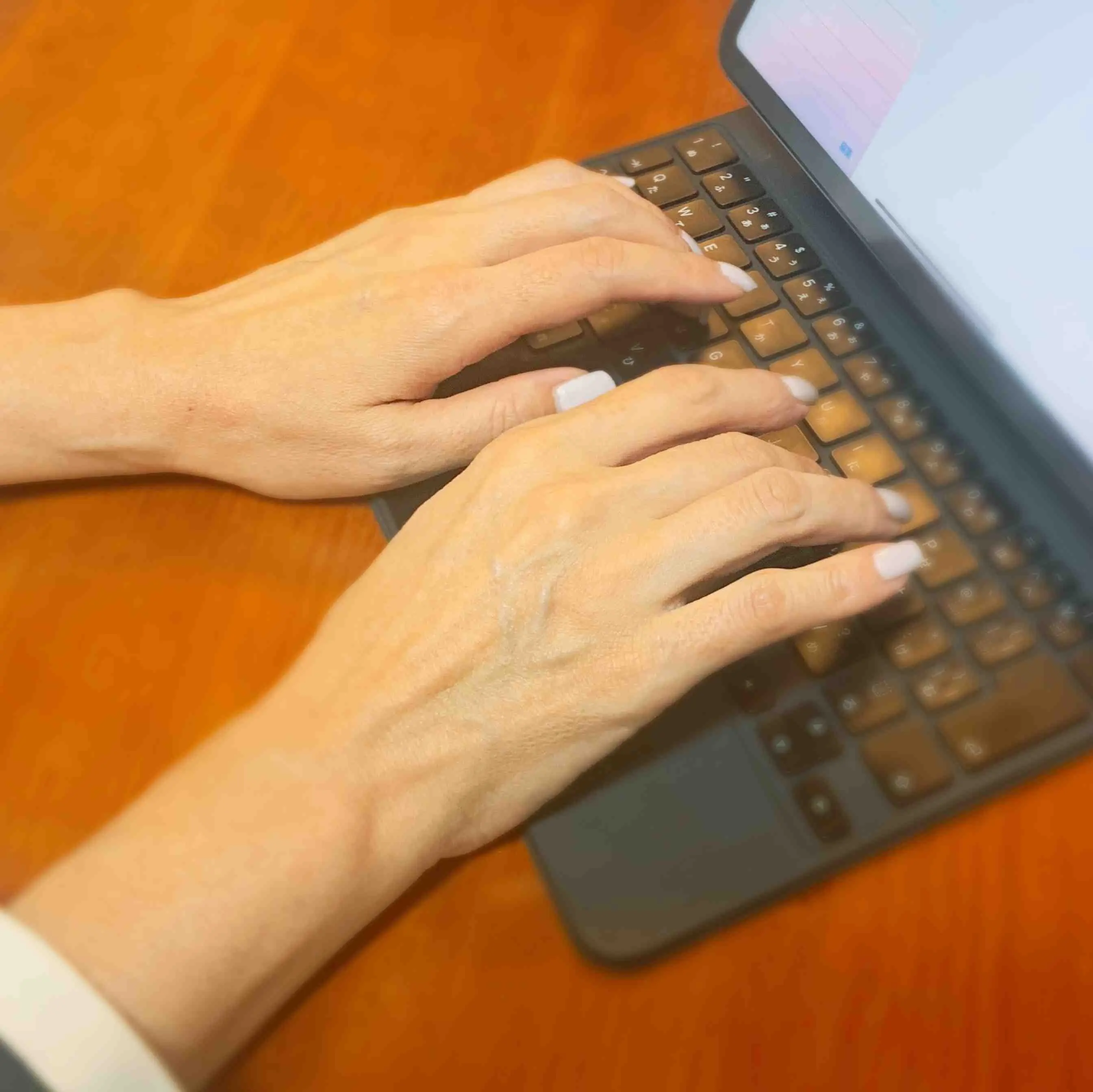 以前より、パソコンのキーボードを打つのがおっくうに感じられるのは、指がよく動かなかったり、タイプミスが多くてイライラしてしまうから。それは指の関節の痛みや、曲がって変形したのが原因かも。
