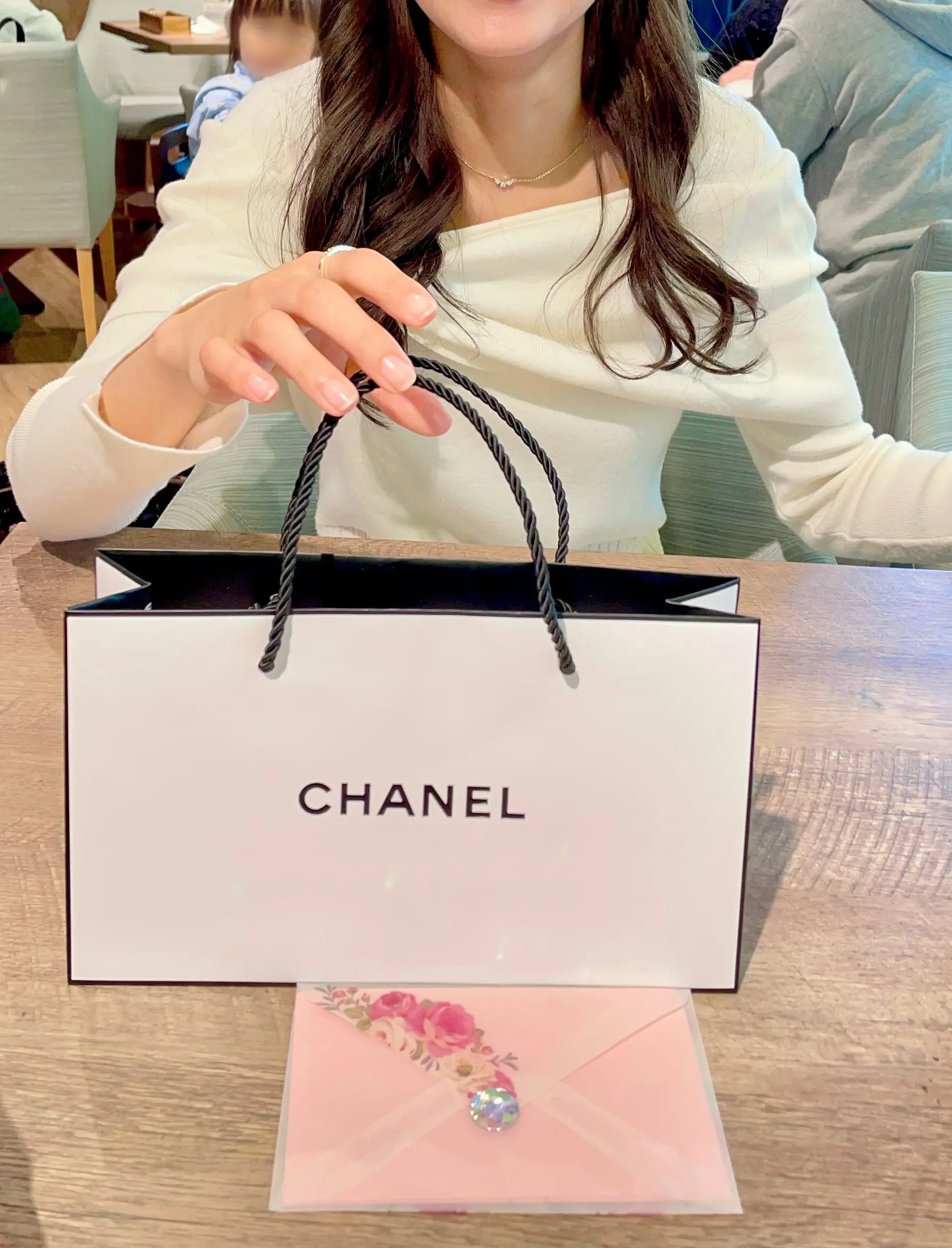 CHANEL、シャネル、バッグ、ショップバッグ、可愛い、モノトーン、シンプル、パッケージ、お手紙、手紙、ビジュー、ストーン、薔薇、お花、花、花柄、お花柄、封筒、スケルトン封筒、シースルー、シースルー封筒、イトウヤ、伊東屋、ITOYA、100均、白、白ニット、白ワンピース、白ワンピ、白ニットワンピース、白ニットワンピ、ホワイト、ホワイトワンピース、ホワイトワンピ、ホワイトニットワンピース、ホワイトニットワンピ、長袖、長袖ワンピース、長袖ニット、長袖ニットワンピース、長袖ニットワンピ、お洒落、グレイル、grail、GRL、シーン、SHEIN、ランチ、女子会、母娘、母娘ランチ、