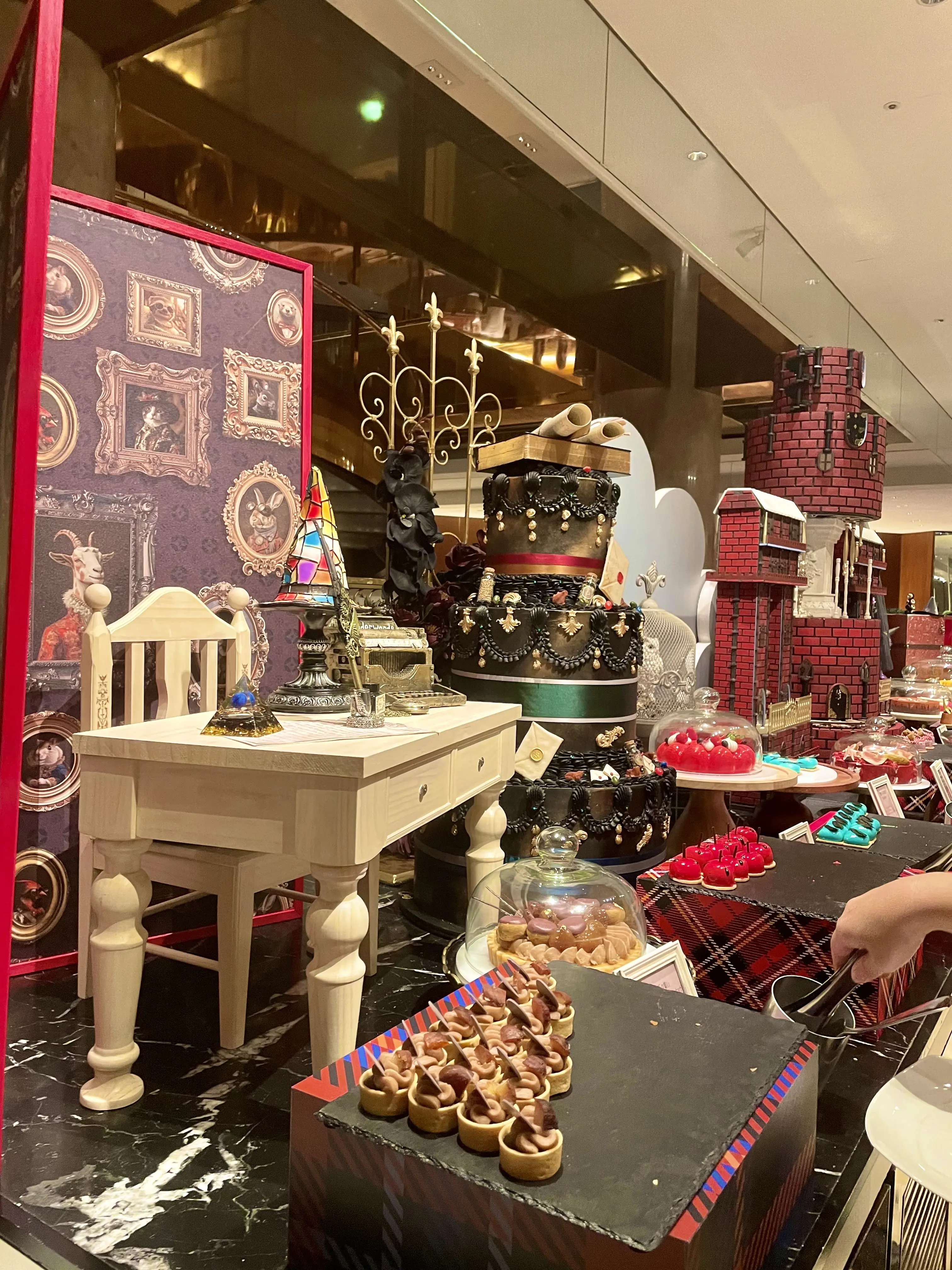 魔女と魔法使いの学校、ヒルトン、Hilton、ヒルトン東京、Hilton Tokyo、Hilton TOKYO、マーブルラウンジ、ヒルトン東京マーブルラウンジ、Marble Lounge、期間限定、秋のスイーツビュッフェ、スイーツ、ビュッフェ、スイーツビュッフェ、ケーキ、デザート、オレンジ、ワンピース、ノースリーブ、ノースリーブワンピース、Aラインワンピース、シンプルワンピース、ロングヘア、ダイヤ、ジュエリー、ペンダント、一粒ダイヤ、羽、羽バッグ、カゴバッグ、バッグ、ビジューバッグ、グレー、グレーバッグ、パンプキン色、ハロウィン、ハロウィン風、ハロウィン風ワンピース、ハロウィン、ハロウィンイメージ、ハロウィンカラー、ハロウィンオレンジ、生搾りモンブラン、紫芋、紫芋モンブラン、生搾りモンブラン、かぼちゃムース、チョコレートムース、可愛いケーキ、可愛いスイーツ、お洒落ケーキ、おしゃれケーキ、お洒落スイーツ、おしゃれスイーツ、マロン、マロンタルト、マロンケーキ、栗