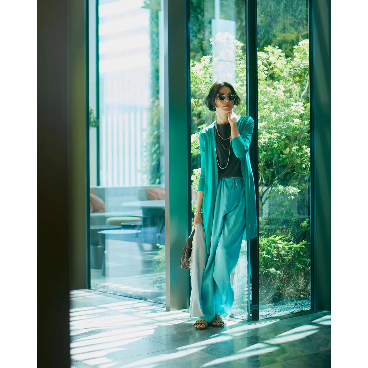ブルーグリーンのロングカーデとパンツのコーデ　モデル・田沢美亜
