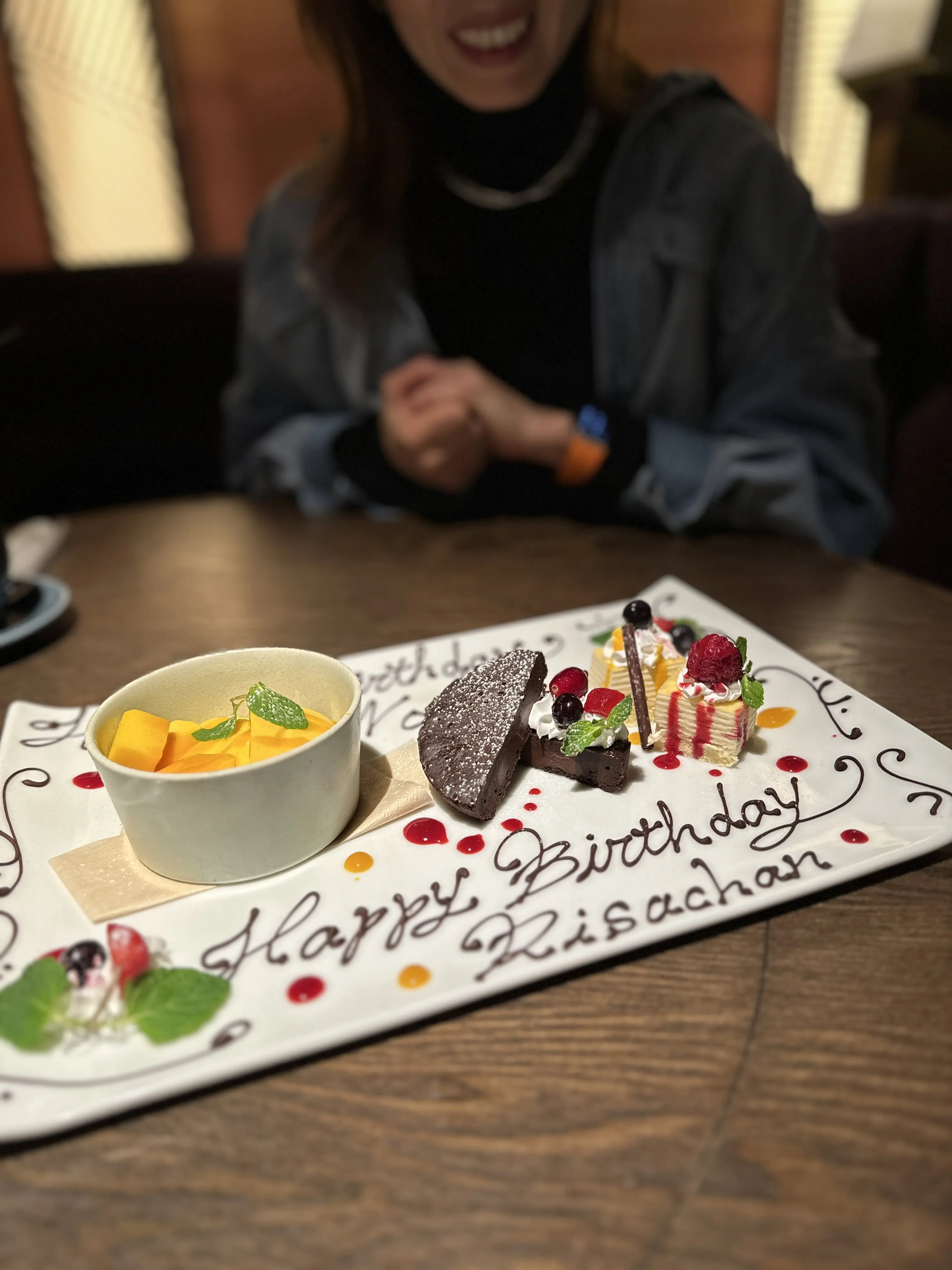 ブラックコーデのアクセントにデニムシャツ_1_3-2