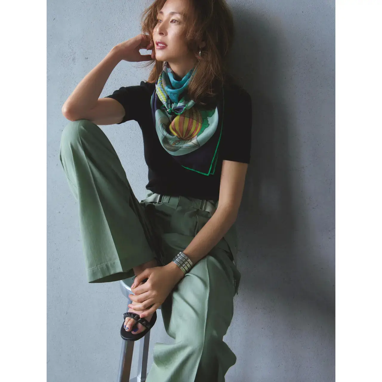 華やかスカーフのアクセントで、Tシャツ×カーゴパンツのカジュアルコーデを刷新!