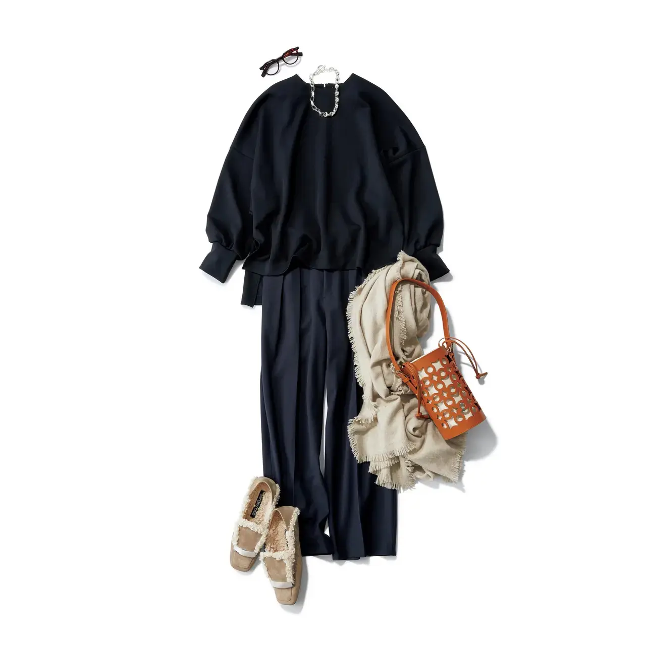 定番ブラックコーデは、ベージュ小物でぬくもりと抜け感をプラス。最低気温9℃