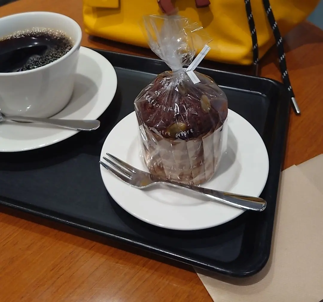 グリッシーニでホットコーヒーとソイミルクココアマフィン