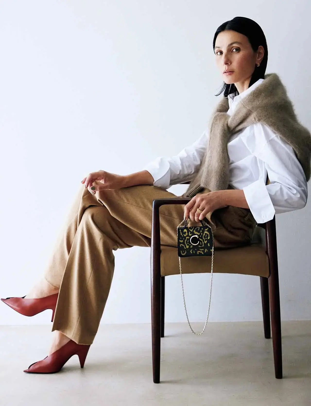 コンサバスタイルの贅沢な“ハズし”になる、アートピースのようなミニバッグ