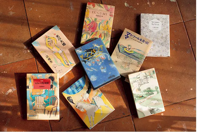 山本さんが装丁した数々の本 たち。日本の小説、エッセイ、 海外の作品まで、さまざまな タッチと色彩、作風が、書籍 の魅力を増幅している。