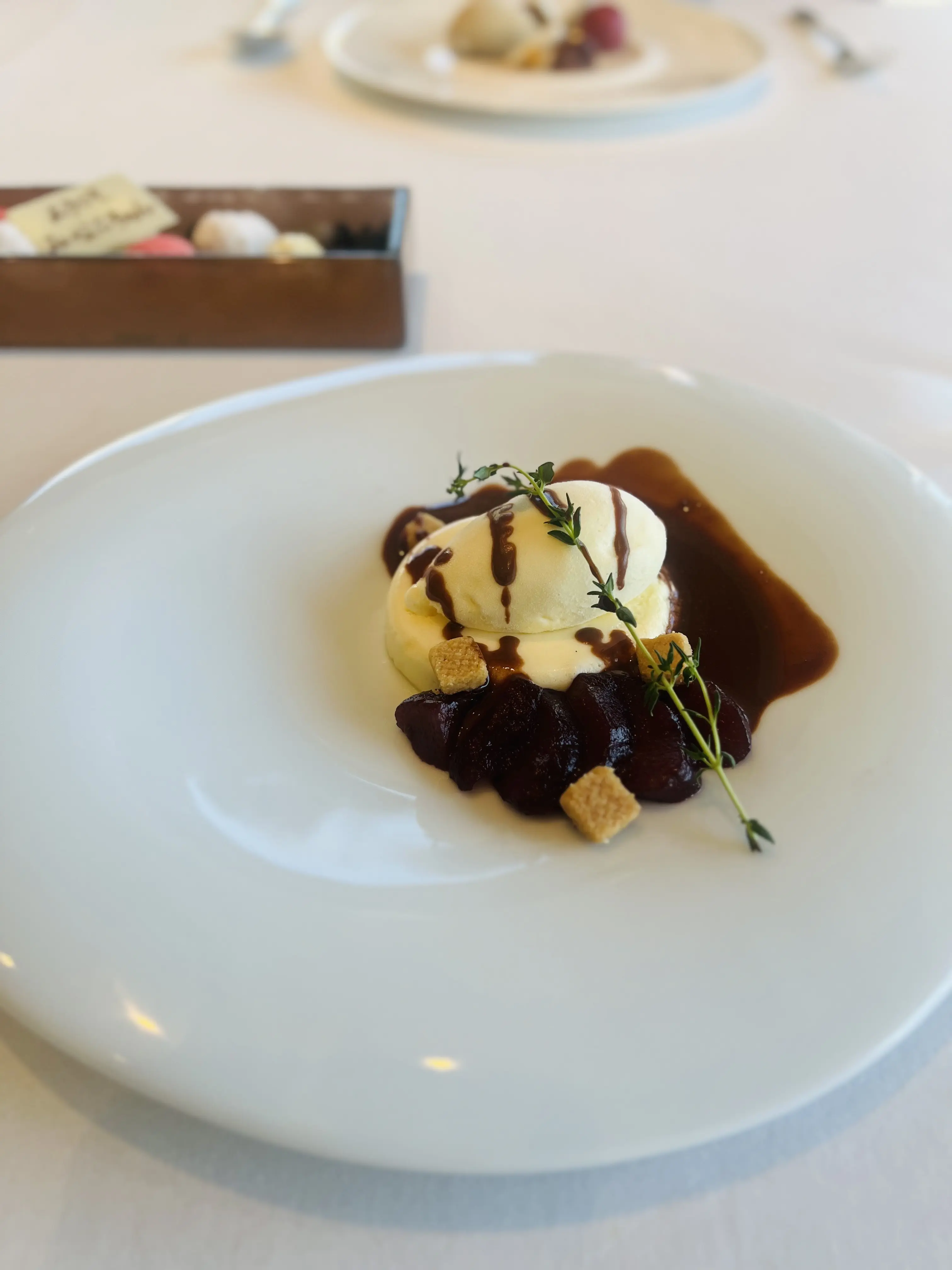 洋梨の赤ワイン煮　温かいチョコレートソース