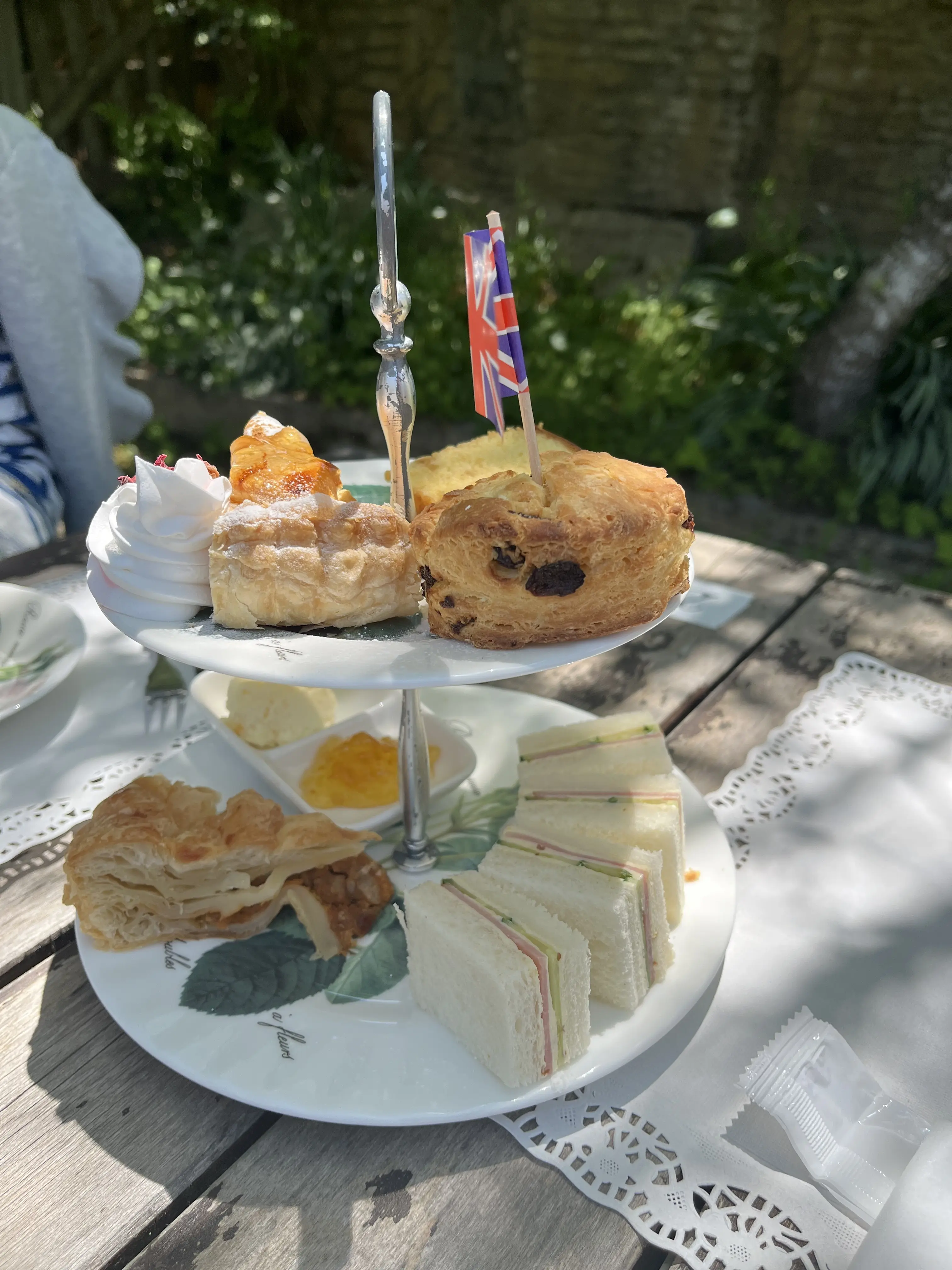 池のほとりでアフタヌーンティー@英国村 