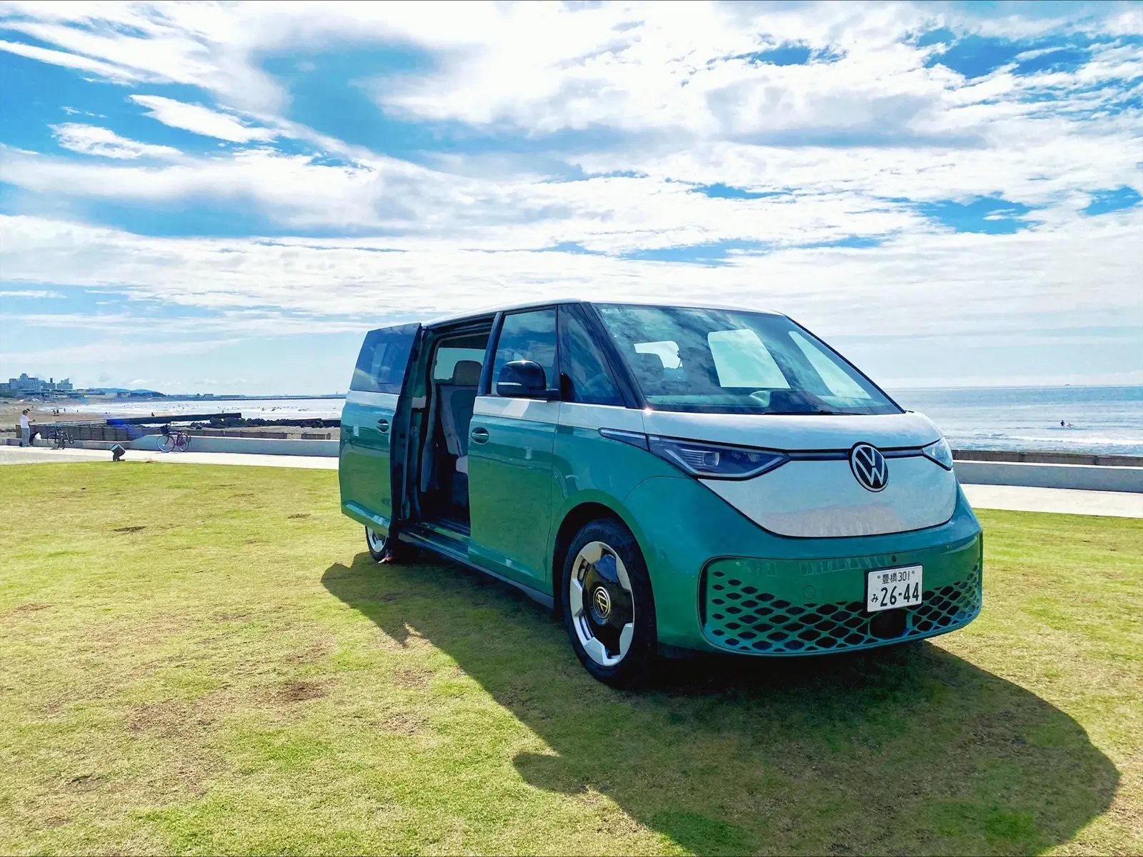 フォルクスワーゲン  ID.Buzz（アイディーバズ）　斜め横からの外観