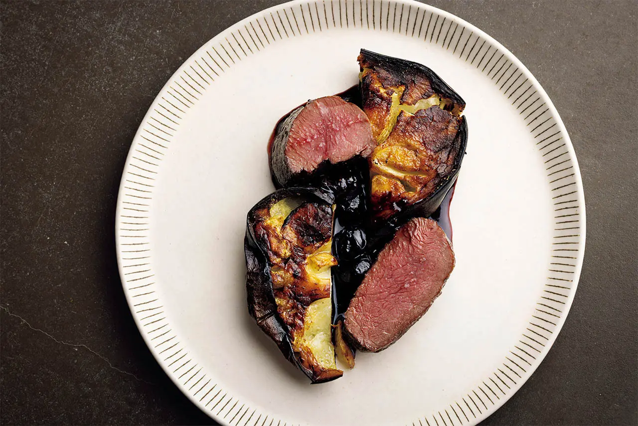 薪の香りをまとった鹿肉のローストと、とろとろの賀茂なすにブルーベリーソースを添えた 「鹿肉 賀茂なす ブルーベリー」　