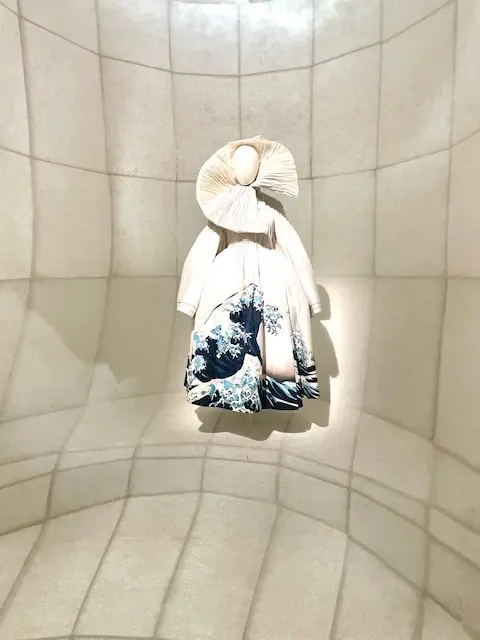 「葛飾北斎」の浮世絵がモチーフのドレス