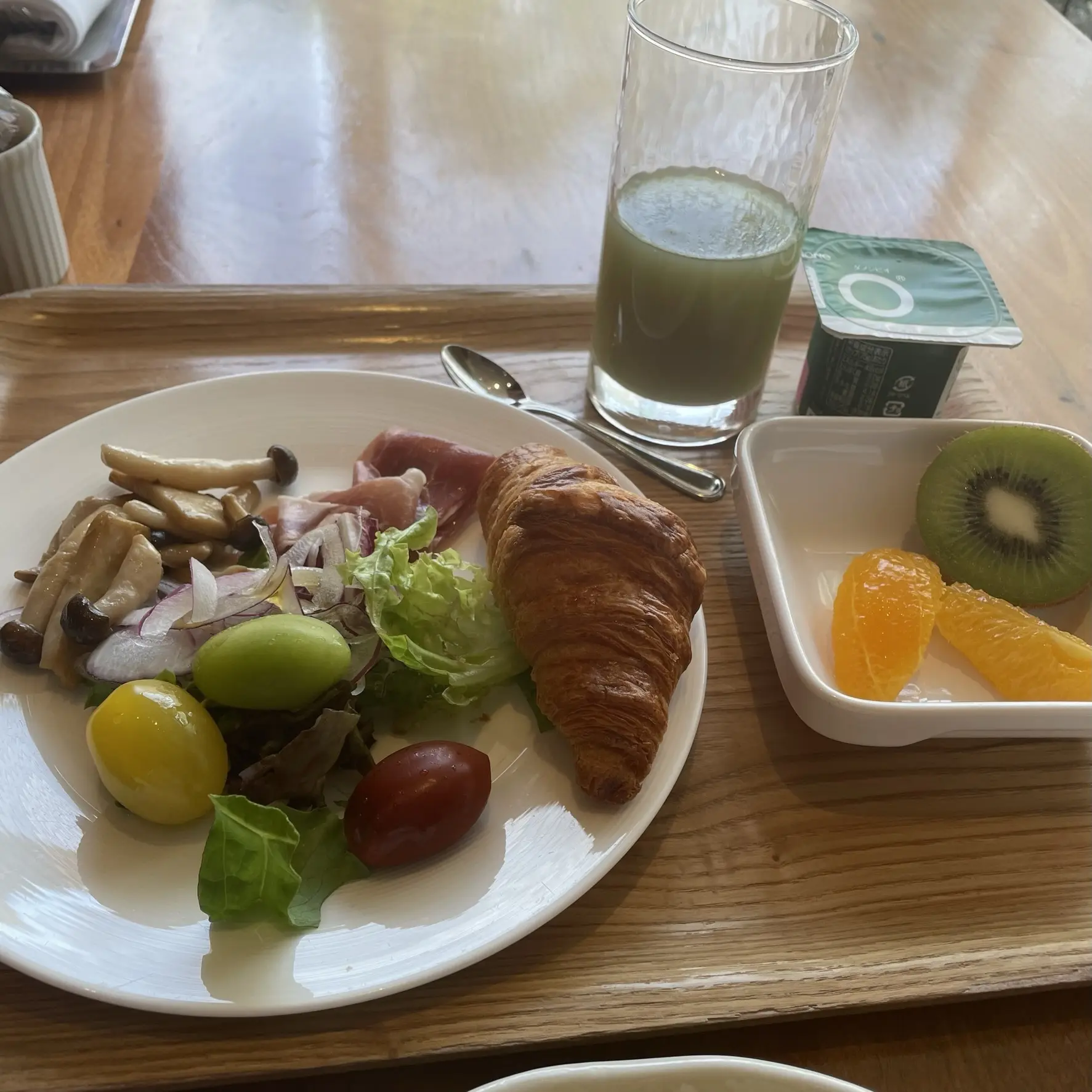 ハイアットリージェンシー箱根の朝食 フルーツやサラダ