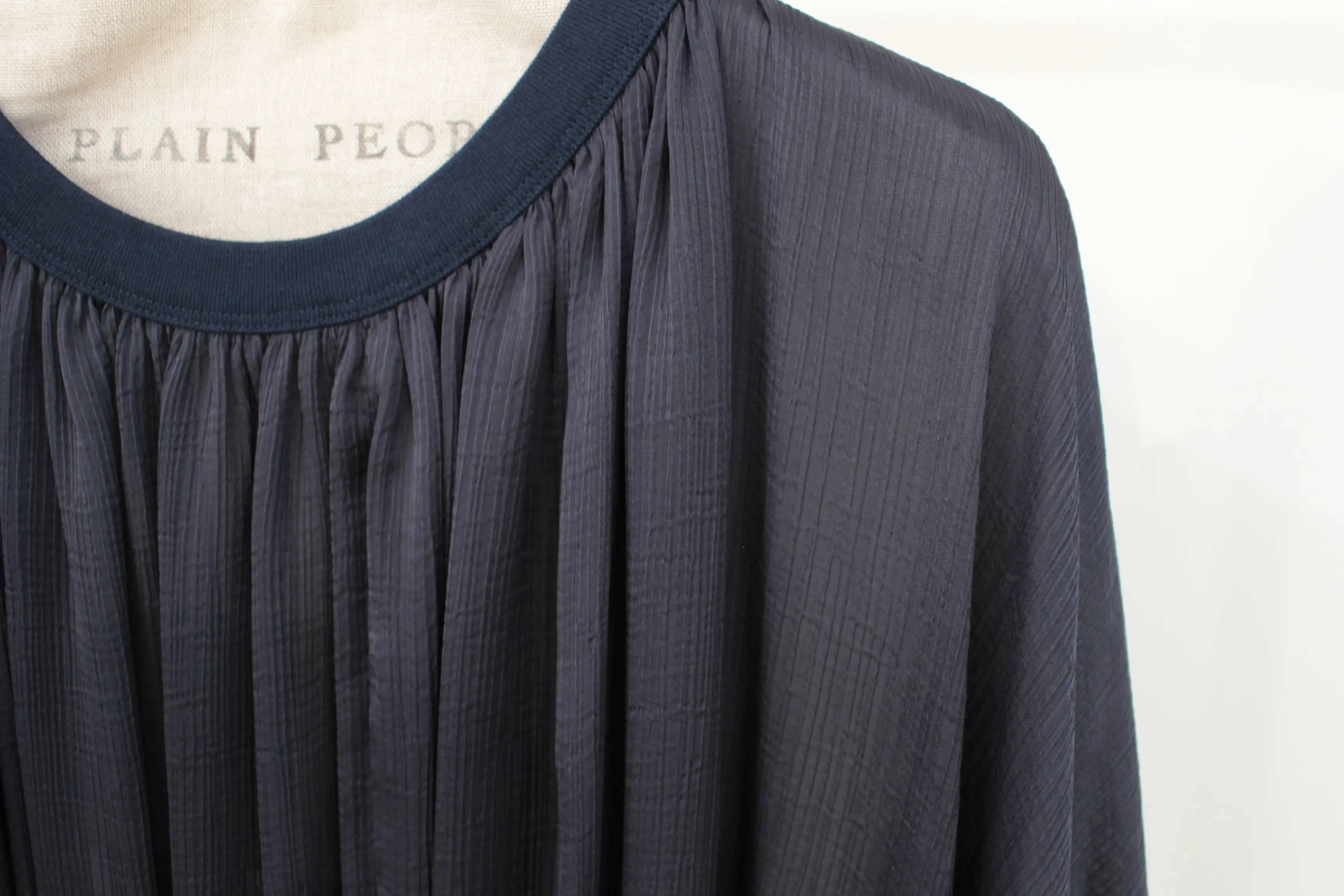 PLAIN PEOPLE ネイビーシフォンブラウス 素材のディテール
