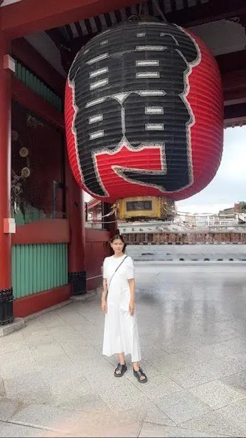 雷門の下で