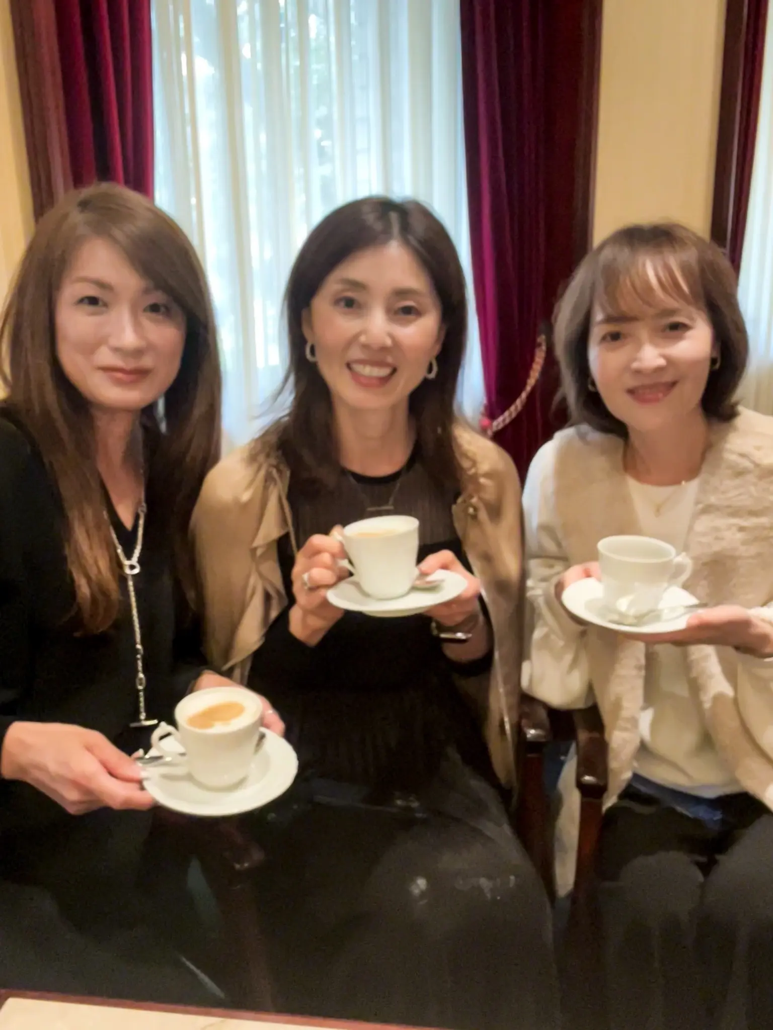 成城アルプスでお茶をする女性3人