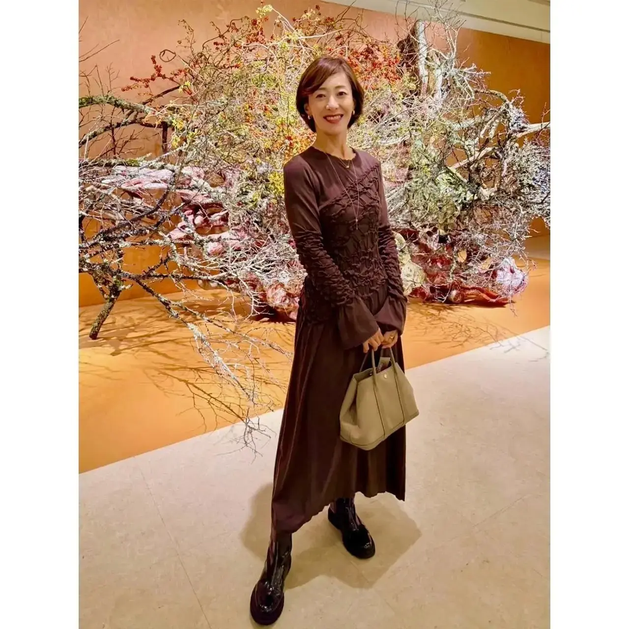 【50代のワンピースコーデ5選】秋のお出かけに動きやすく快適！すっきり見えも叶えてくれる一着