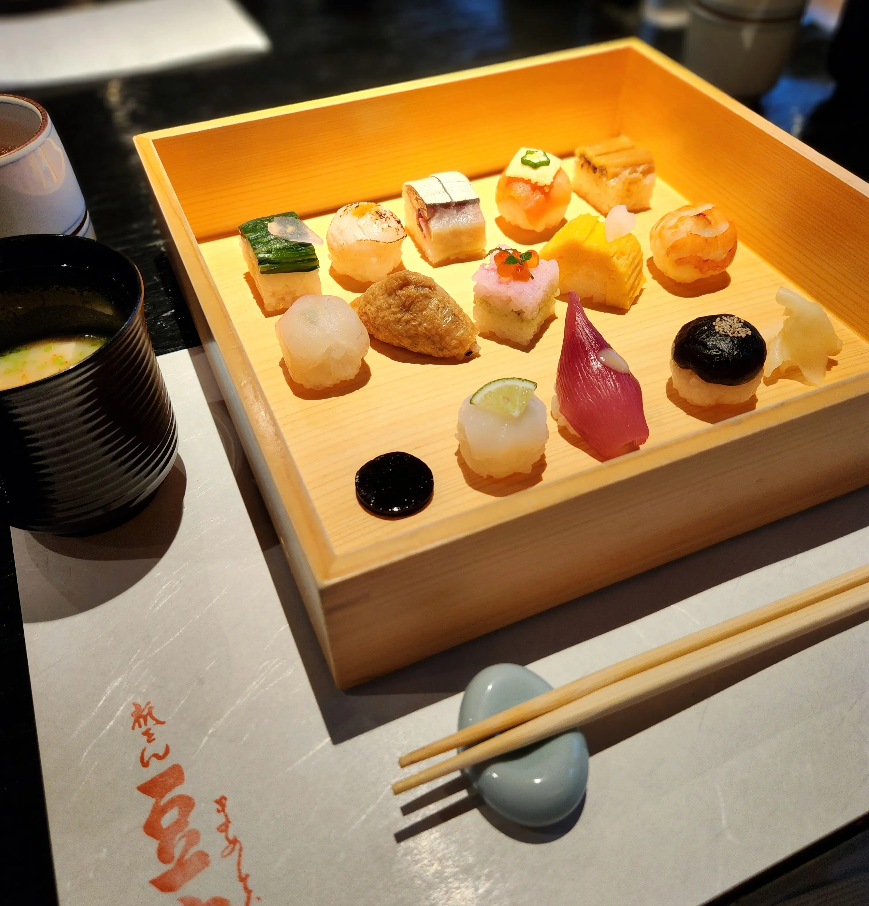 祇園 豆寅さんの美しい手まり寿司。