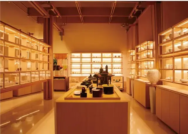 店内には、新進作家から重鎮まで60名ほどの作品が