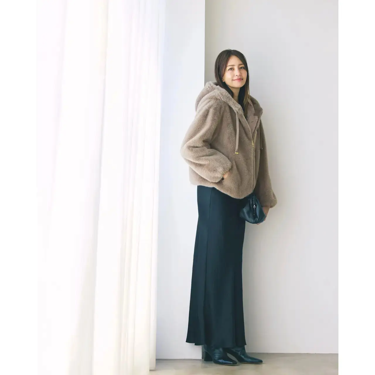 ふわふわなエコファーブルゾンをはおって、程よく華やかでリラクシーな休日スタイルに。気温9℃