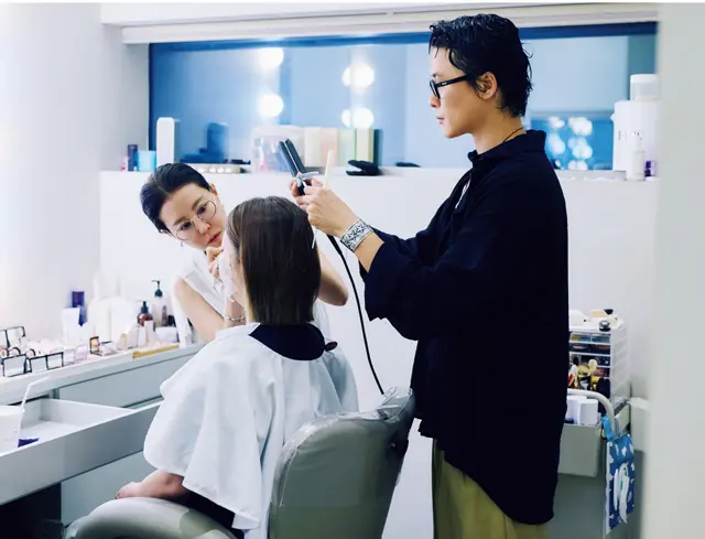 メイクのキム・スビン院長とヘアのファン・セボム院長は、キム・ヘスやチョン・ジヒョンなど多くの芸能人を担当している超売れっ子。料金はメイク:キム・スビンW286,000(その他:W176,000〜)、ヘア:ファン・セボムW110,000(その他W77,000~)。所要時間は60〜90分