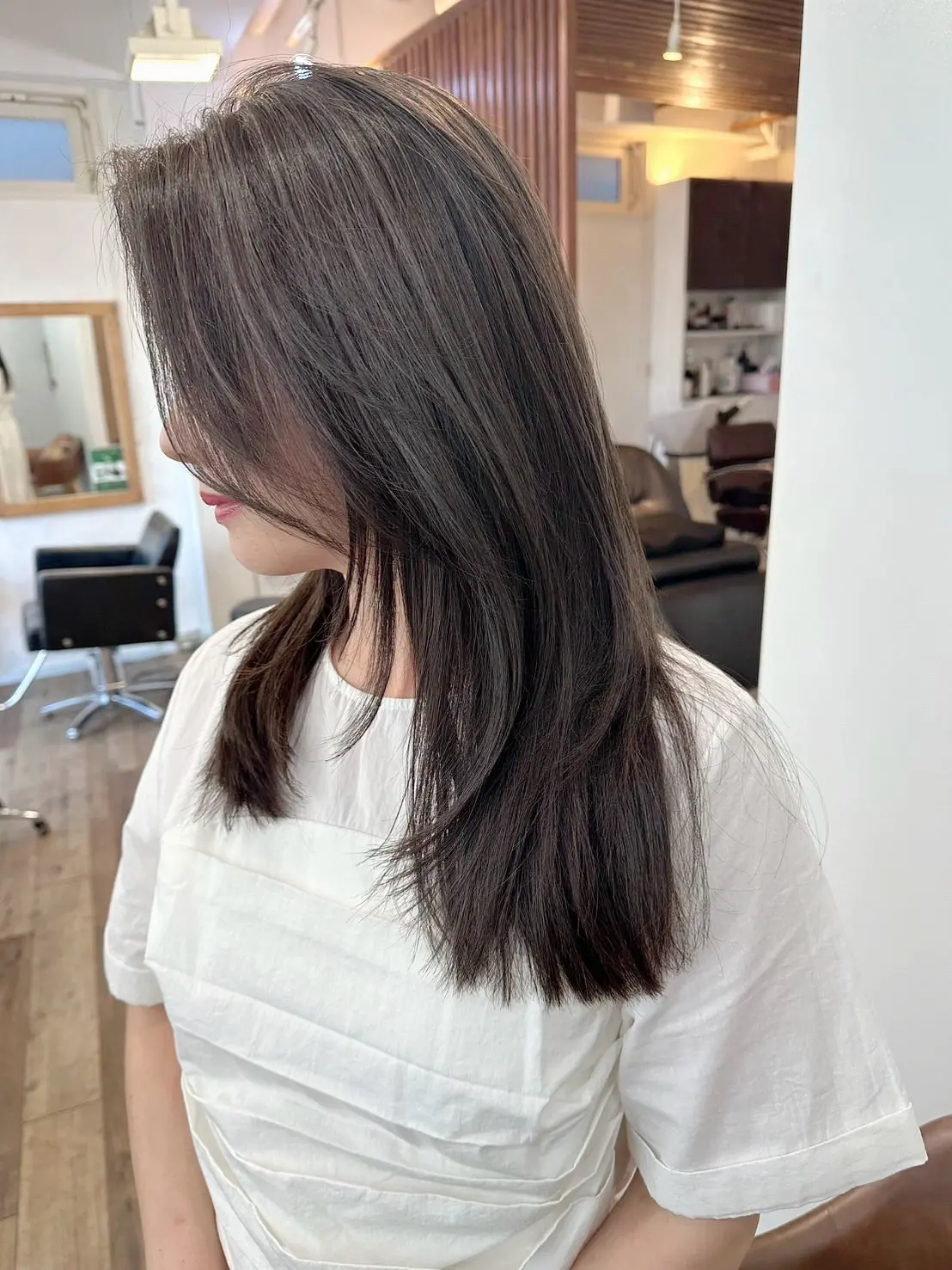 自然なストレート感が美しいミディアムロングのナチュラルヘアスタイル