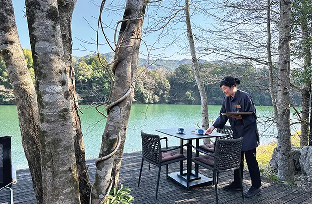 湖のすぐ近くにまで広がり、心地よい風が抜けるカ フェのウッドデッキ。ゆっくりお茶を楽しみたい