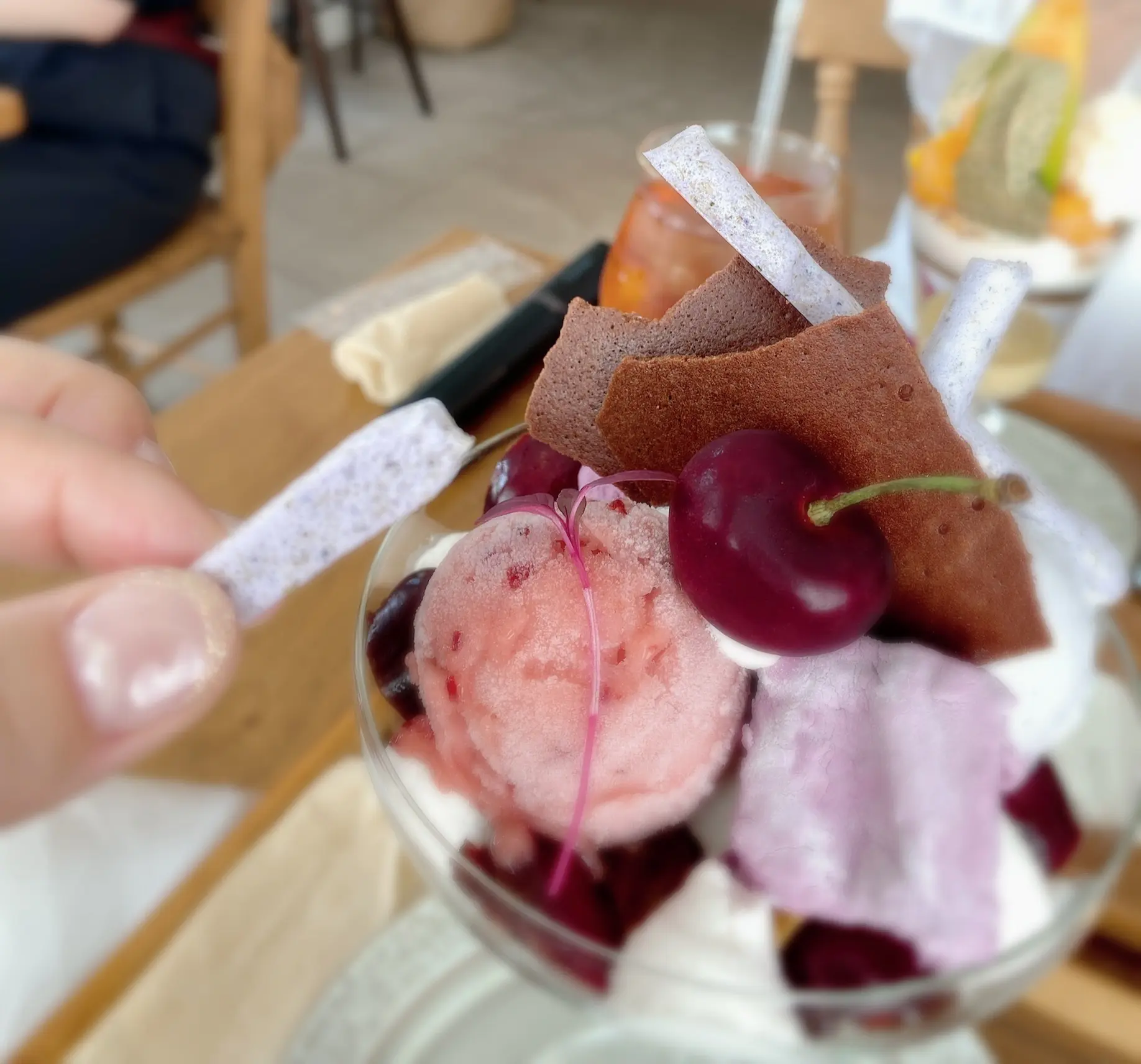 チェリー、ラベンダー、バラ、ローズマリー…香りが幾重にも重なり合う一杯。