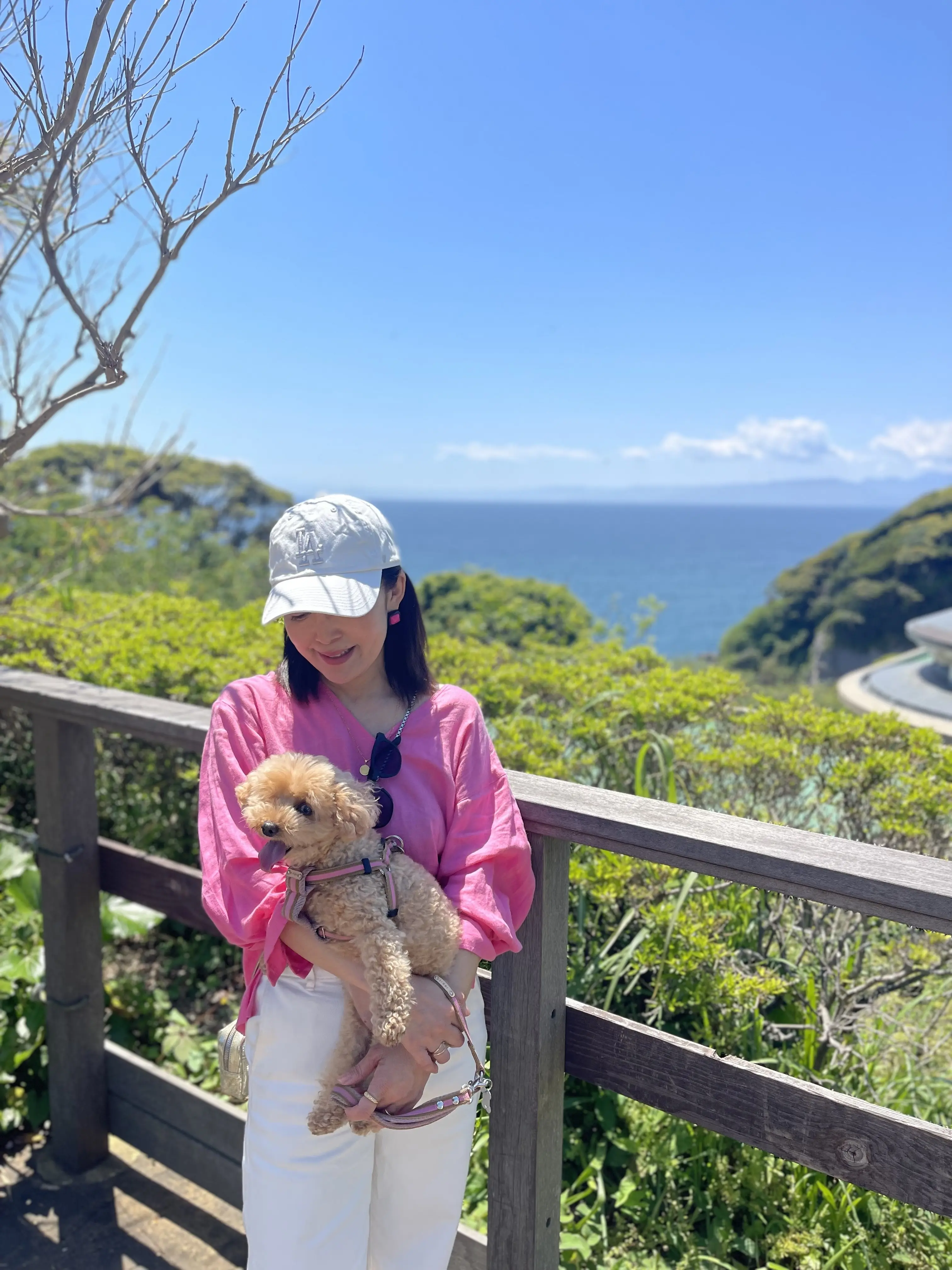 ピンクシャツと白デニムで江ノ島散策