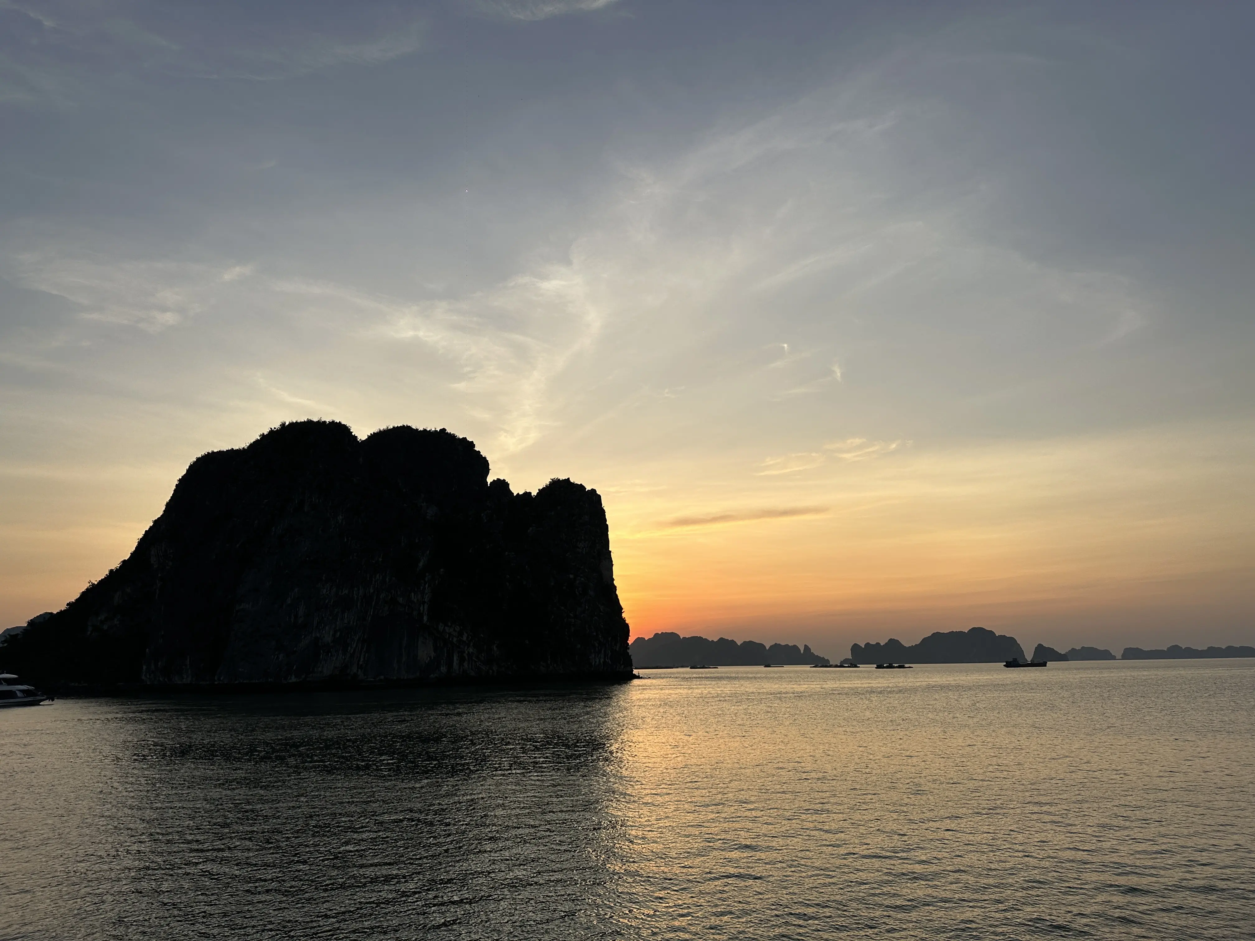 サンセット　サンセットクルーズ　クルーズ　ベトナム　ハノイ　ハロン湾