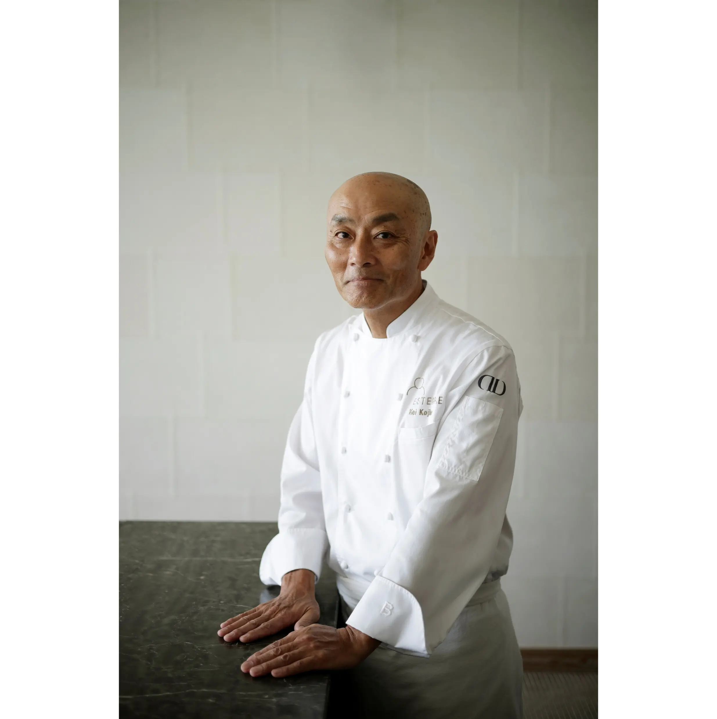 鎌 倉に住み、時間を見つけてはサーフィンに打ち込む小島景シェフ