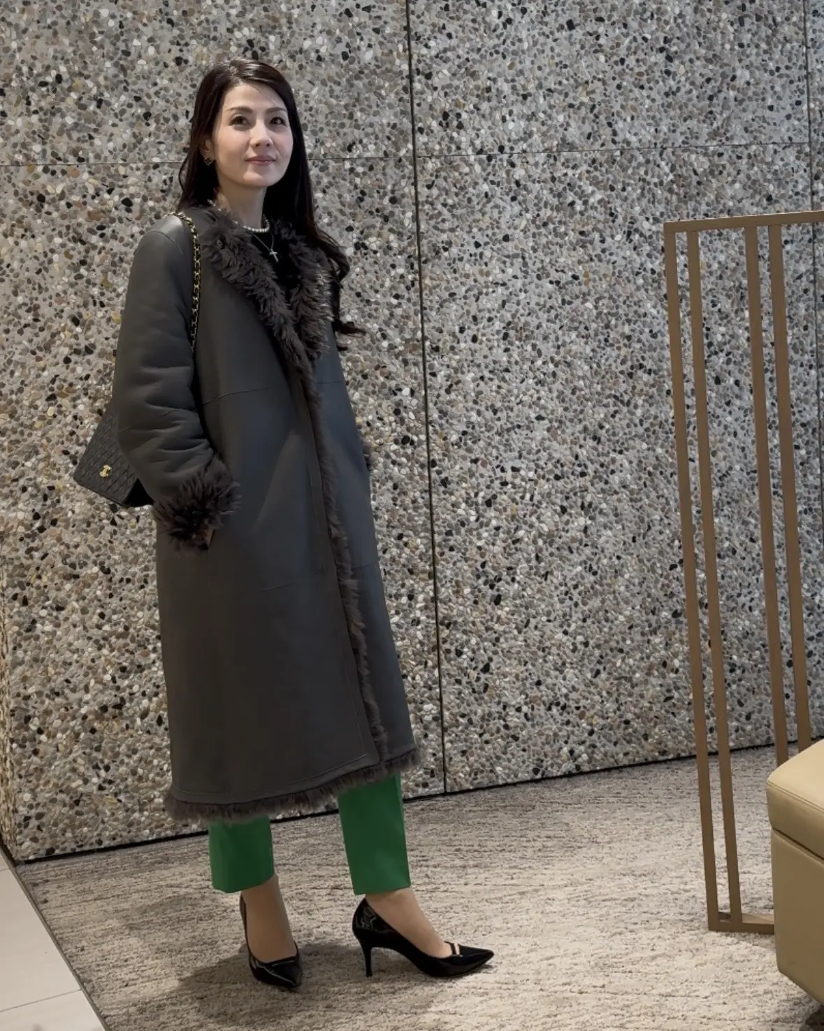 40代【無印良品】頼れる定番「黒ニット」でつくる、銀座カフェにも映える華やかパンツコーデ_1_8