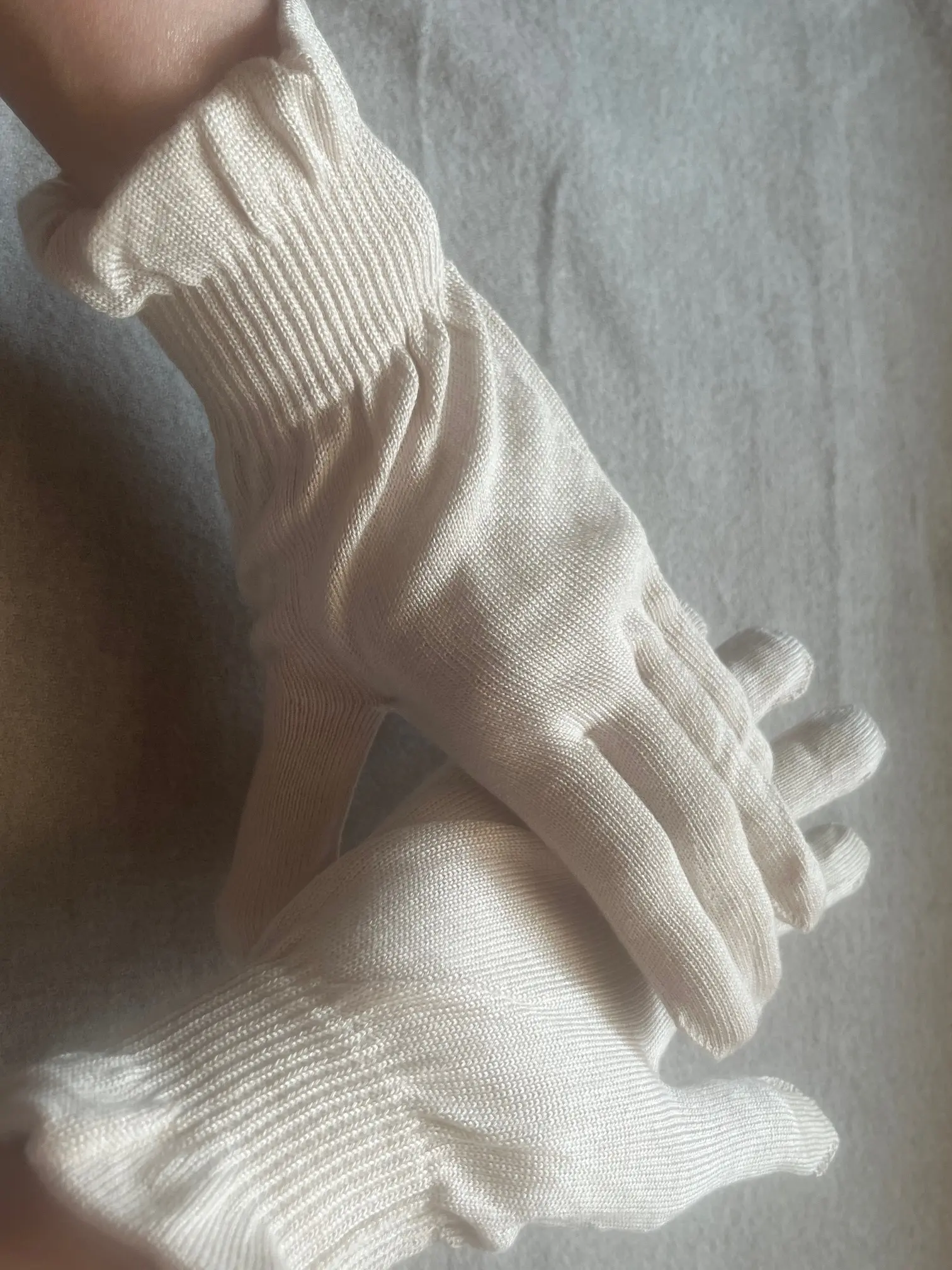 hemle　3COINS　保湿グローブ　アイボリー　レーヨン/シルク混　タッチパネル対応　手首ゆったりゴム