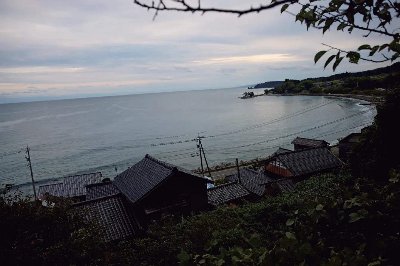 能登　国内旅行　能登イタリアンと発酵食の宿 ふらっと　ロケーション　黒瓦が並ぶ風景も貴重。 「できることをやっていくだけ」と船下さん