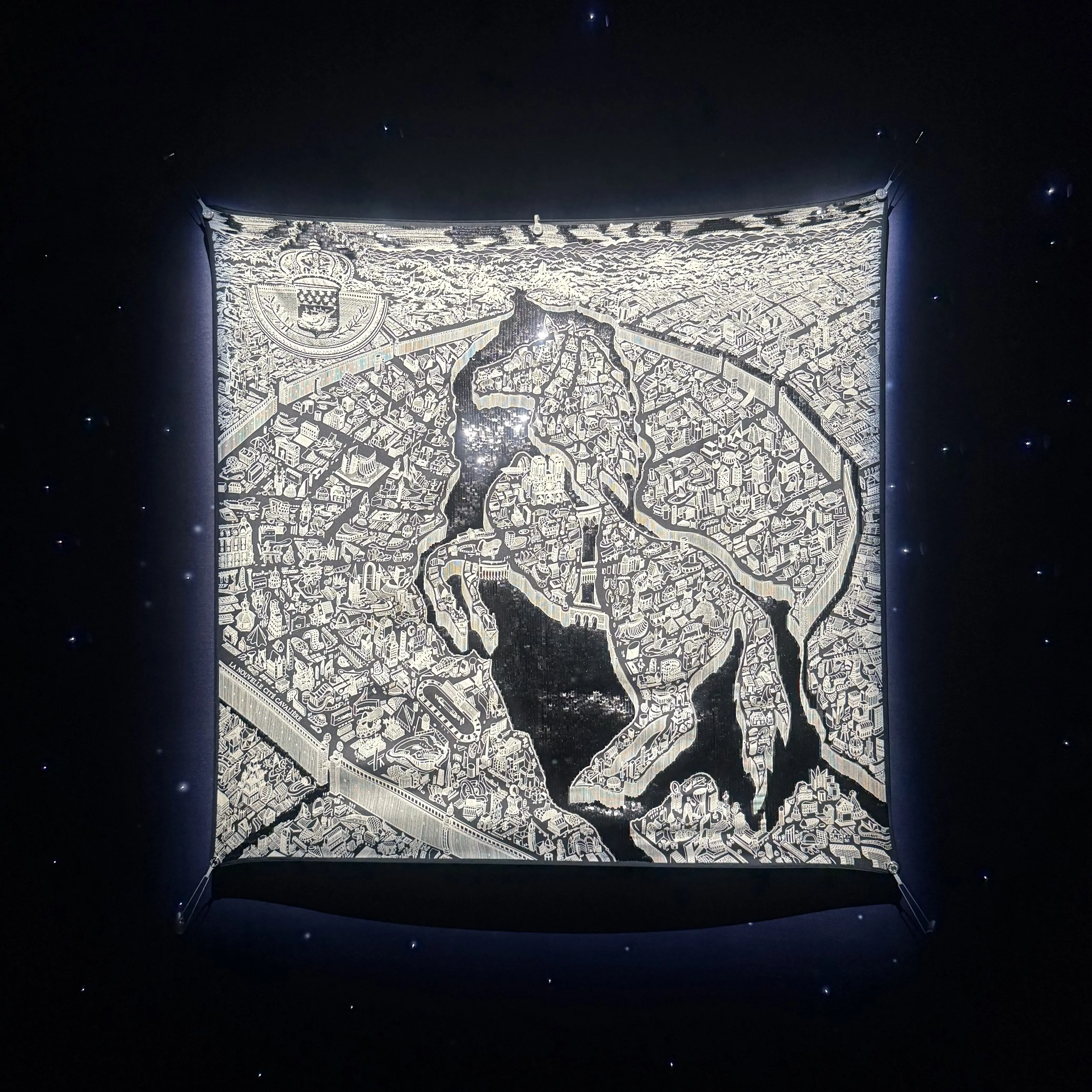 夜空に浮かぶスカーフ