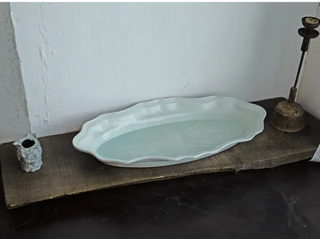 試行錯誤を重ねた青磁の大皿。(幅65㎝)W2,800,000