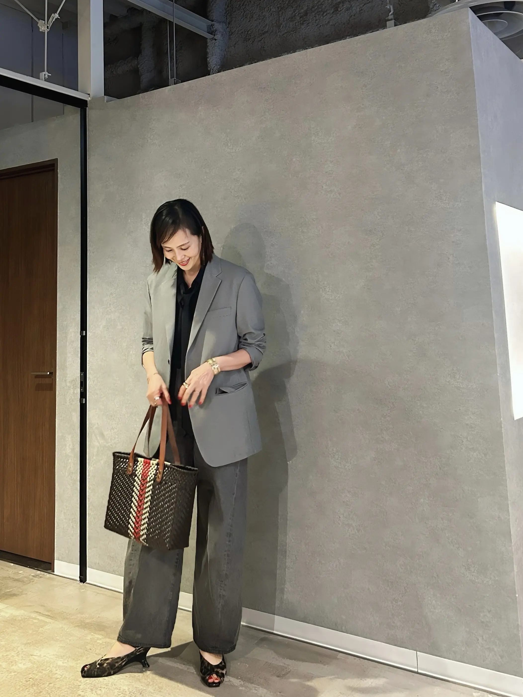 メンズ物を着る時こそ小物は女性らしく_1_7