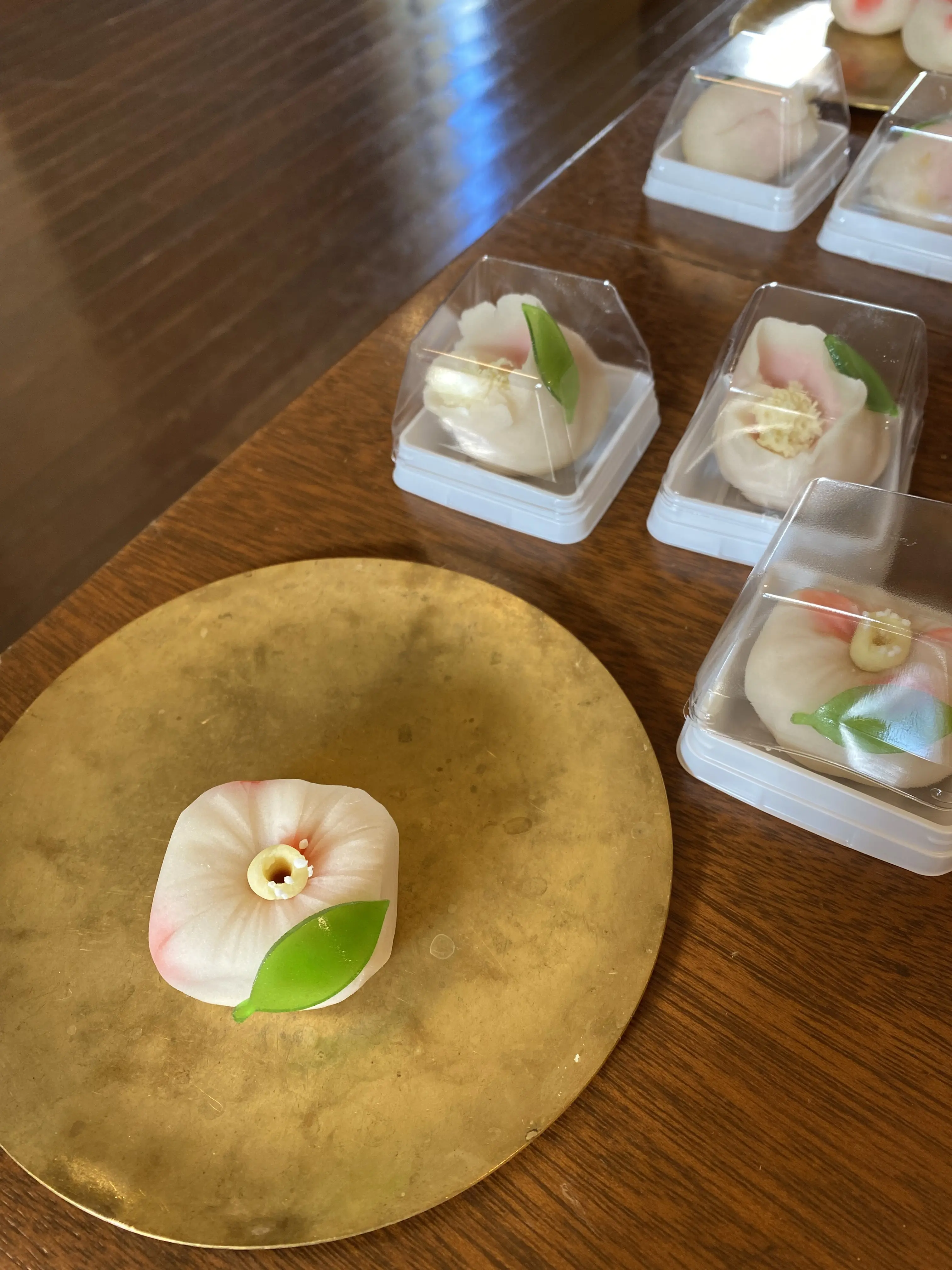 和菓子教室で作成した練り切り「こかたし」「曼荼羅」4つ。