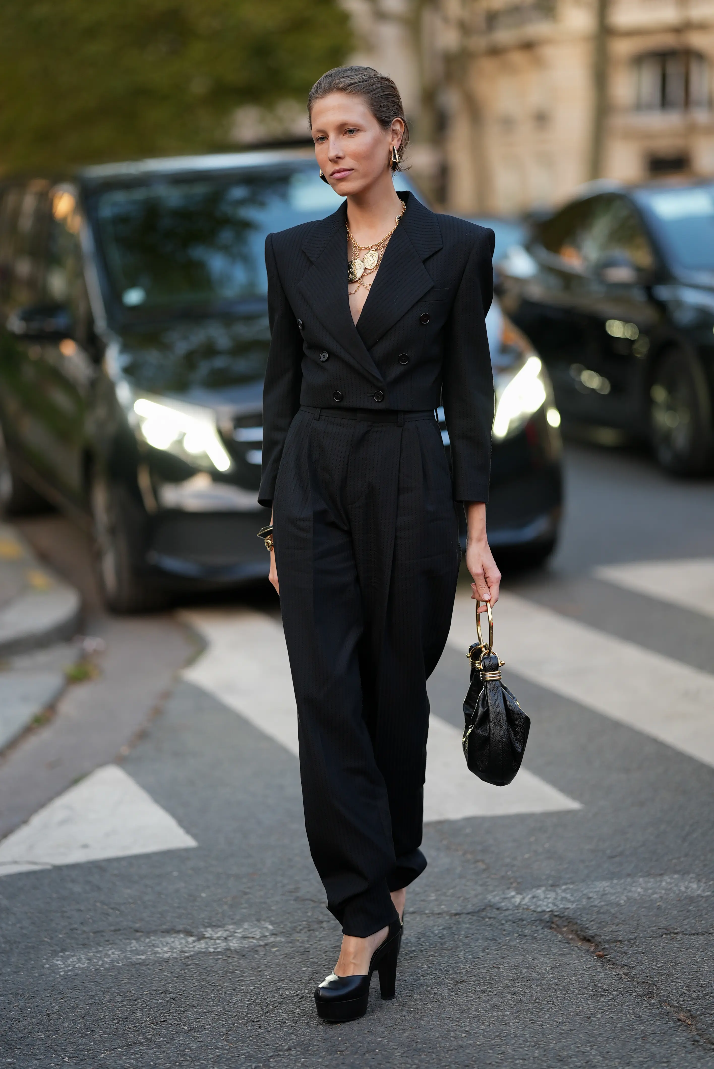 ファッションスナップ　黒コーデ　スーツ