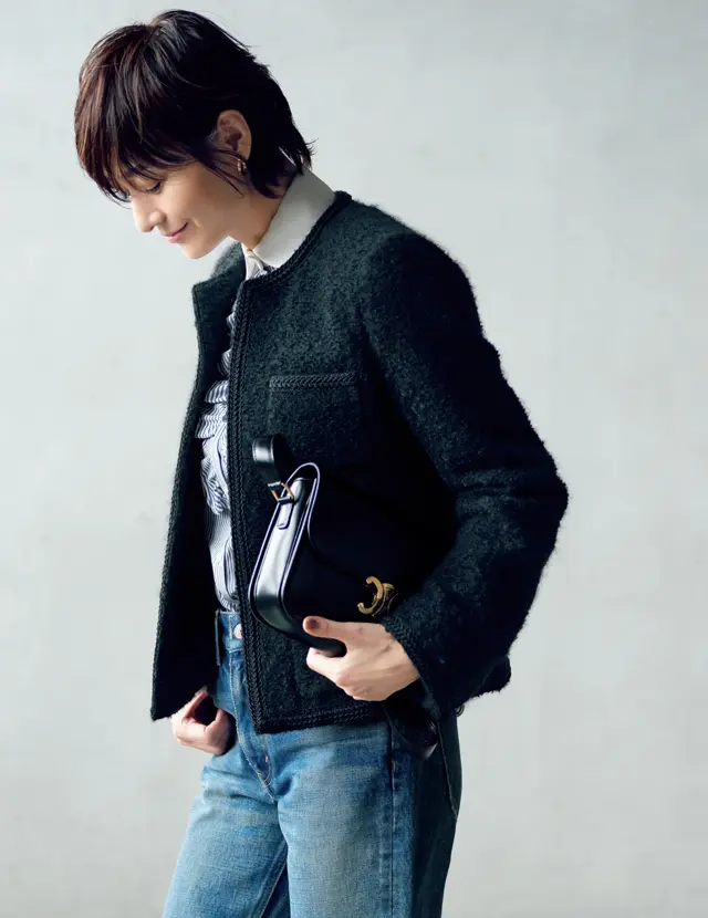 ブークレツイード素材のジャケットコーデの富岡佳子
