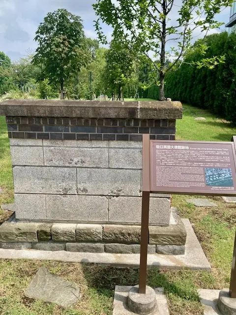 イギリス積み煉瓦塀(外壁)。弥生時代の遺跡も出たようです。史跡巡り、遺跡巡り。