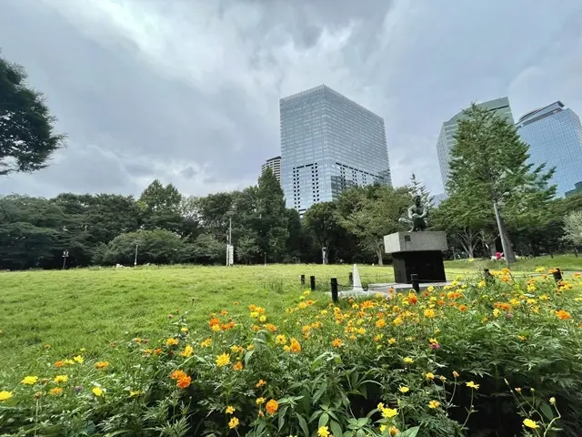 新宿中央公園の芝生広場と彫刻