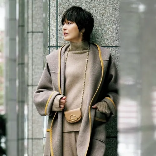 リッチなレザートリミングのローブコートはこなれ感を大切に【富岡佳子