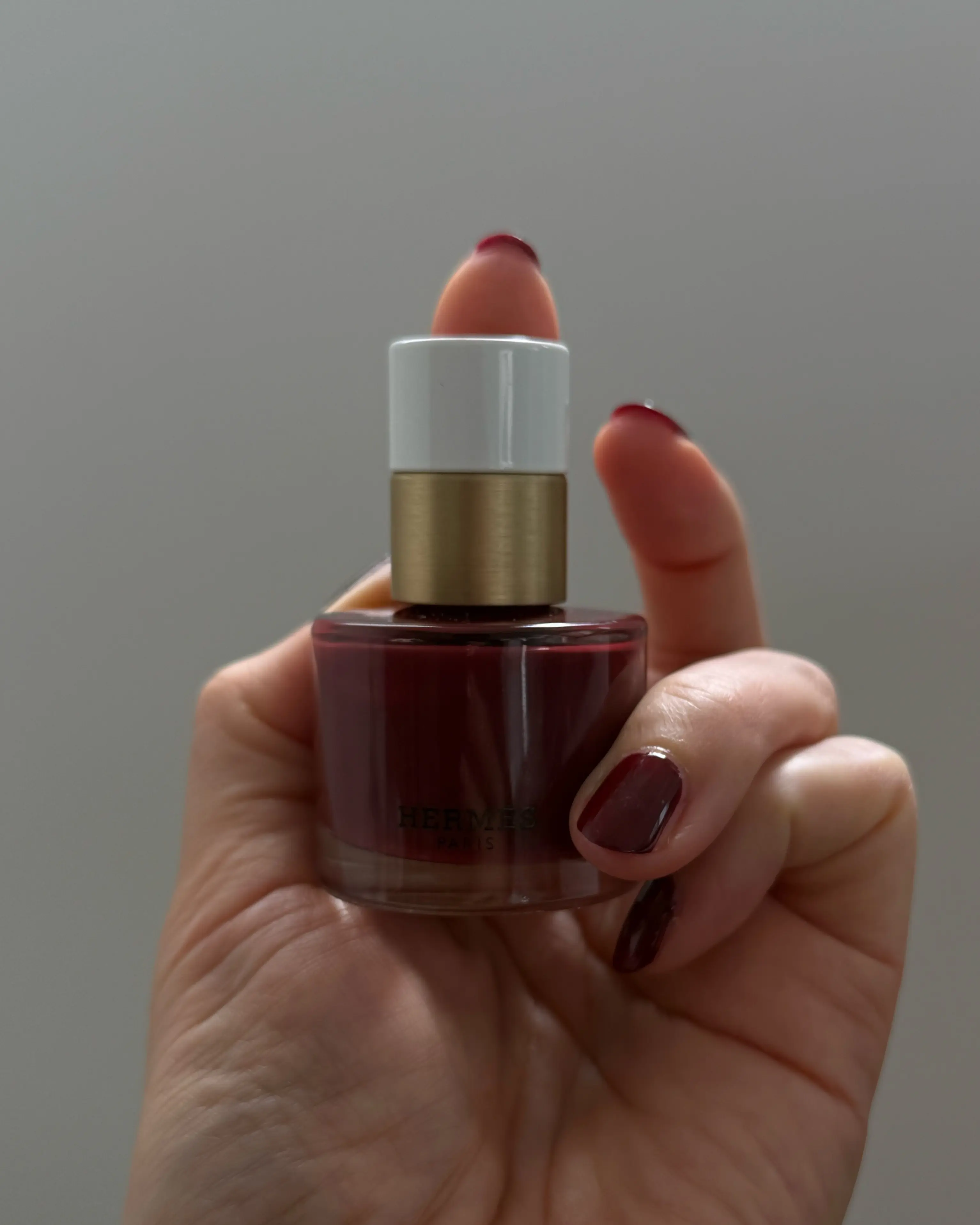 ソワレスタイルはスカーフと深紅のネイルで大人の華やぎを！_1_2