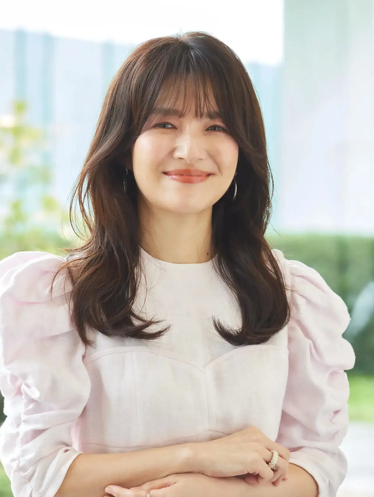 顔まわりの技あり仕込みで、軽やかにセミロングヘアを楽しむ【50代髪型・ヘアスタイル】