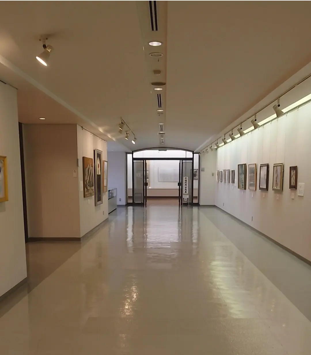 平福記念美術館の廊下